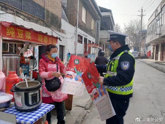 潼关交警大队民警走进沿街商铺开展交通安全宣传活动。