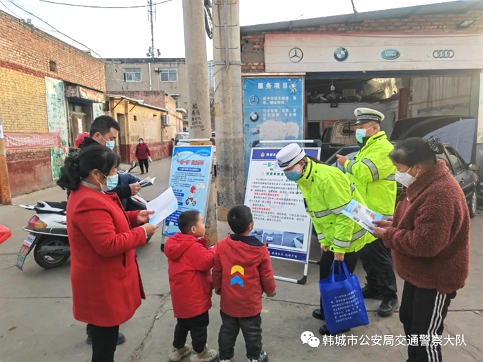 韩城公安交警积极开展冬季“美丽乡村行”宣传活动。