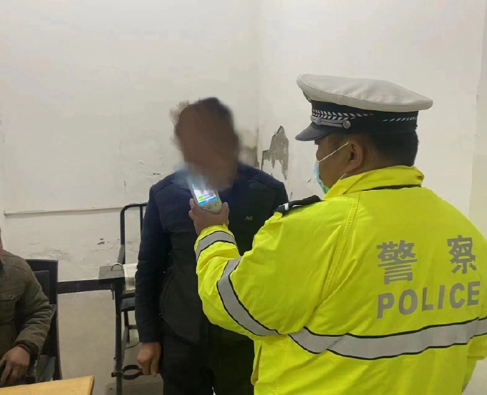 一男子无证还酒驾被华州交警查处。