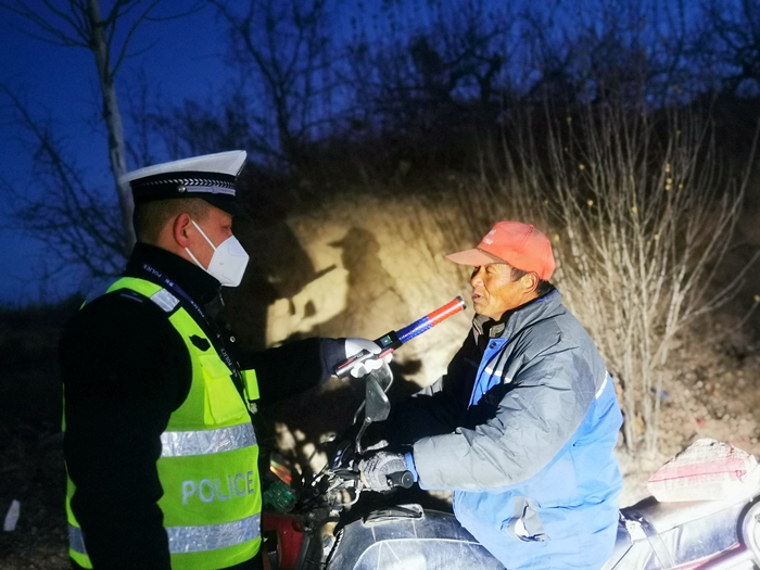 白水县公安局交通管理大队组织开展酒醉驾夜查统一行动。