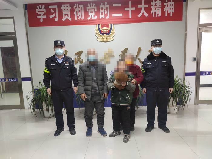 合阳县公安局九龙派出所救助一名走失儿童。