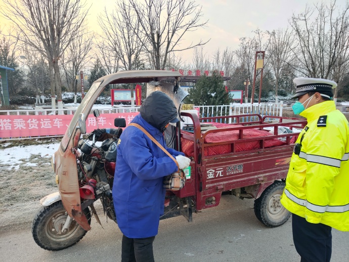 华州公安交警加强辖区路面巡逻管控力度，重点打击酒后驾驶、不系安全带、未带头盔等重点交通违法行为。