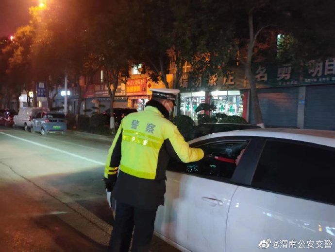 高新交警大队组织警力开展元旦前夕夜查集中统一行动，切实保障广大交通参与者节日期间出行安全。