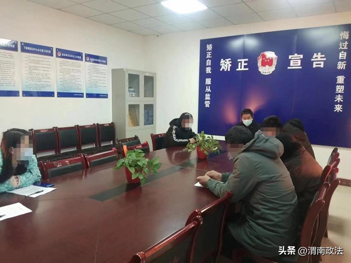 1月3日，大荔县下寨司法所组织辖区内社区矫正对象集体学习《民法典》。
