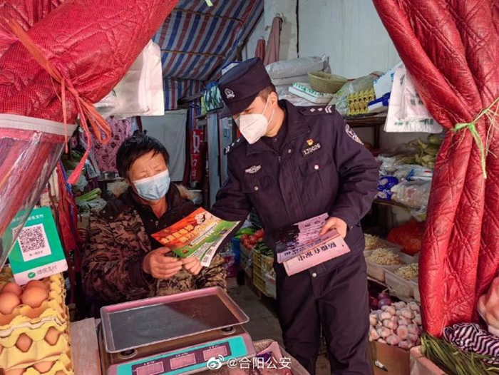 近日，合阳公安金水派出所组织警力开展平安建设宣传活动。
