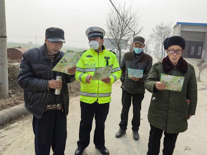 华州公安交警进农村开展春运交通安全宣传活动。