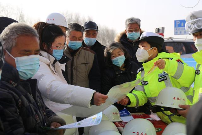 1月6日，大荔公安交警联合人保财产大荔支公司开展“一盔一带”答题送头盔活动。