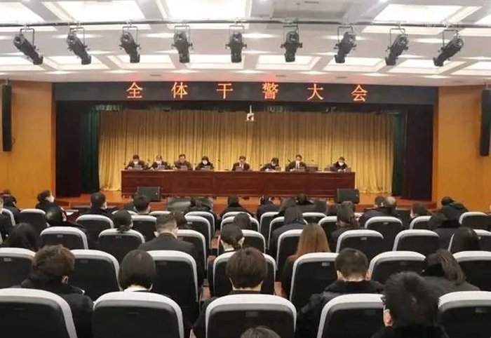 临渭法院召开全体干警大会。