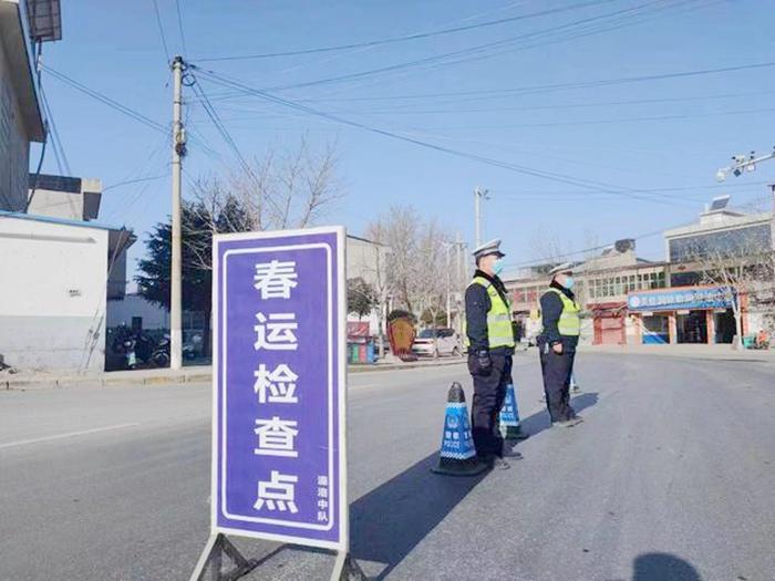 潼关交警在辖区交通要道设立卡点，严查各类严重违法行为。