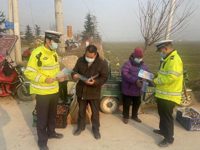 1月9日，华州交警柳枝中队民警深入辖区集会开展交通安全宣传活动。