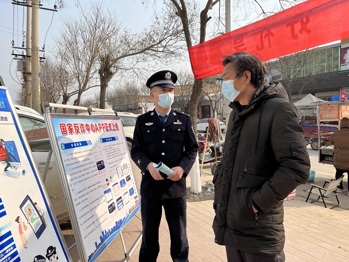 近日，富平县公安局张桥派出所深入辖区开展主题为“谨防电信诈骗” 反诈宣传活动。