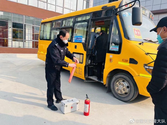 潼关县交警大队车管所深入辖区重点企业检查。