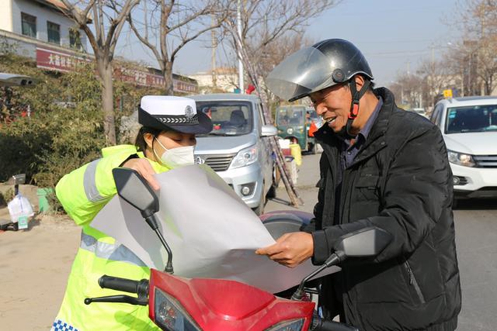 1月11日，大荔公安交警深入辖区官池镇集市开展“平安春运 交警同行”交通安全主题宣传活动。
