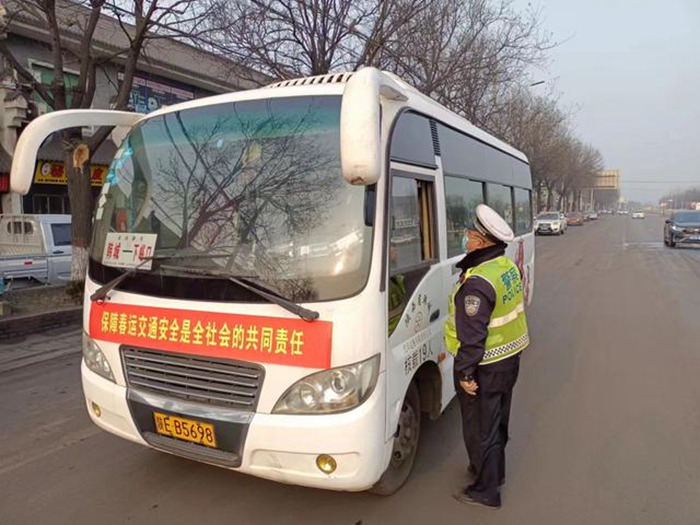 韩城公安交警春运期间全警上路严查客运车辆超员超速。