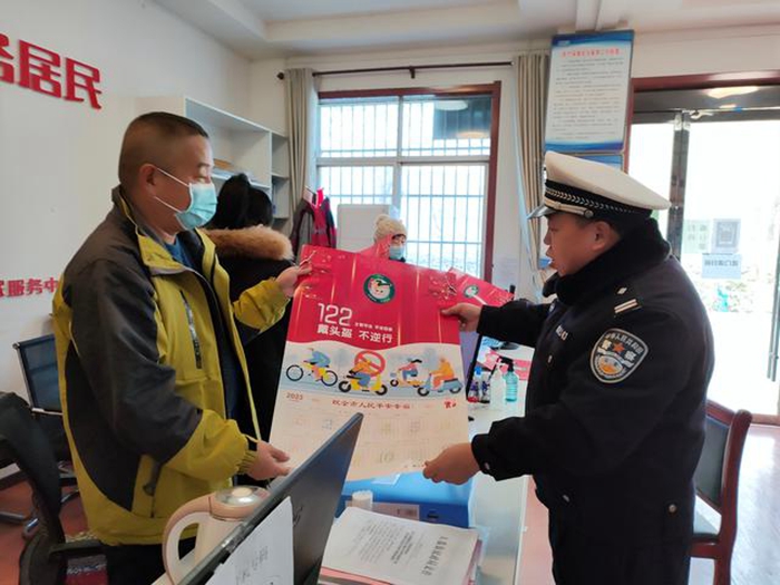 1月13日，大荔公安交警朝邑中队民警走进辖区开展“美丽乡村行”交通安全宣传活动。