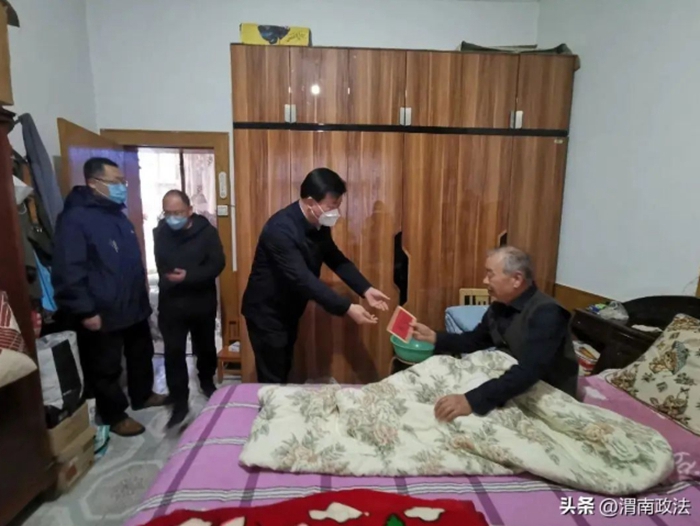 潼关县委常委、政法委书记王耀龙走访慰问老党员和困难群众。