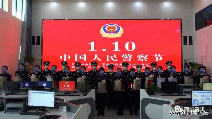 蒲城县副县长、公安局党委书记、局长王辉一行看望慰问110接警员。
