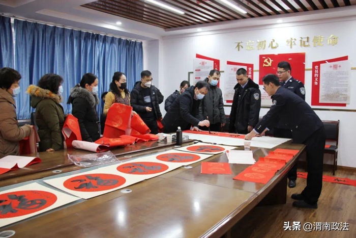 1月16日，蒲城法院举办“迎新春 送春联”活动。
