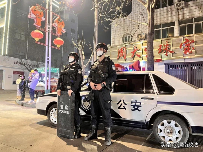 富平巡特警穿梭在大街小巷，守候万家灯火。