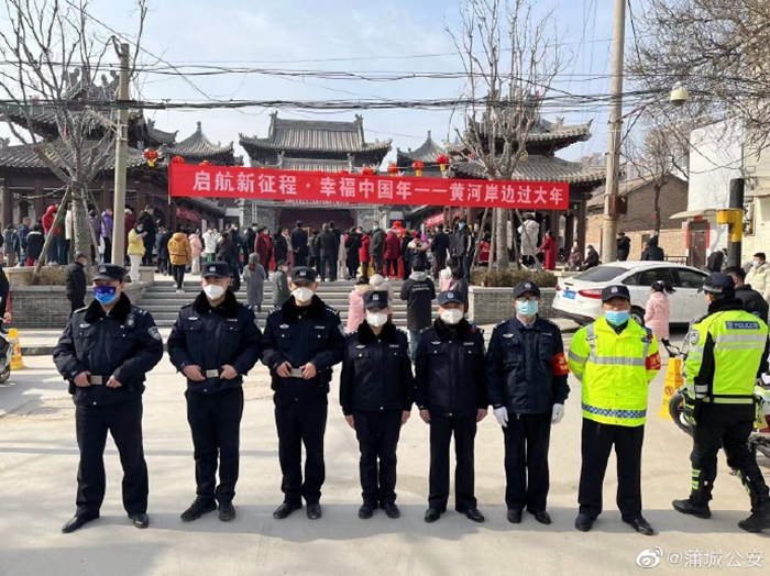 蒲城公安全警在岗，全力守护假期社会治安稳定。