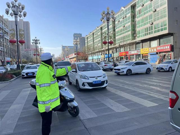 韩城公安交警坚守返程高峰。