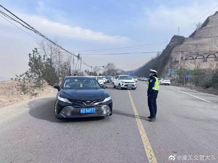 潼关交警景区执勤保畅通，守护万家团圆。