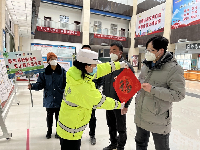 蒲城公安交警进客运站强化春节出行安全。