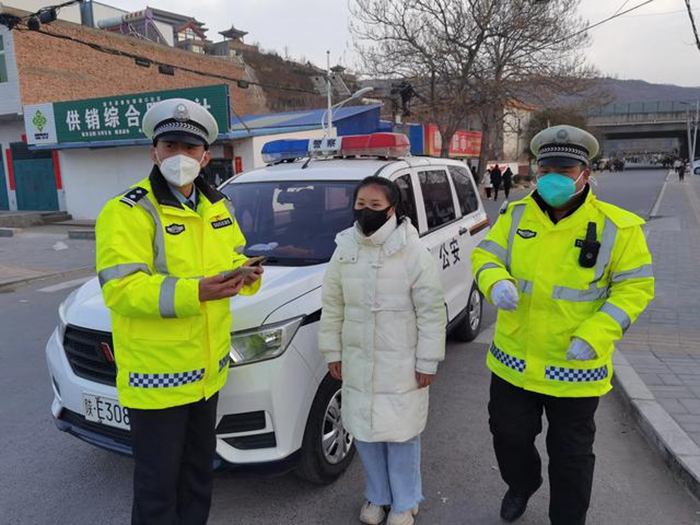 好心群众捡到手机，交警助力归还失主。
