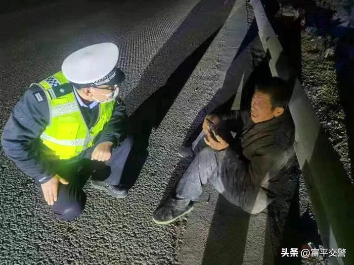 国道惊现“醉汉”，富平交警及时劝离。
