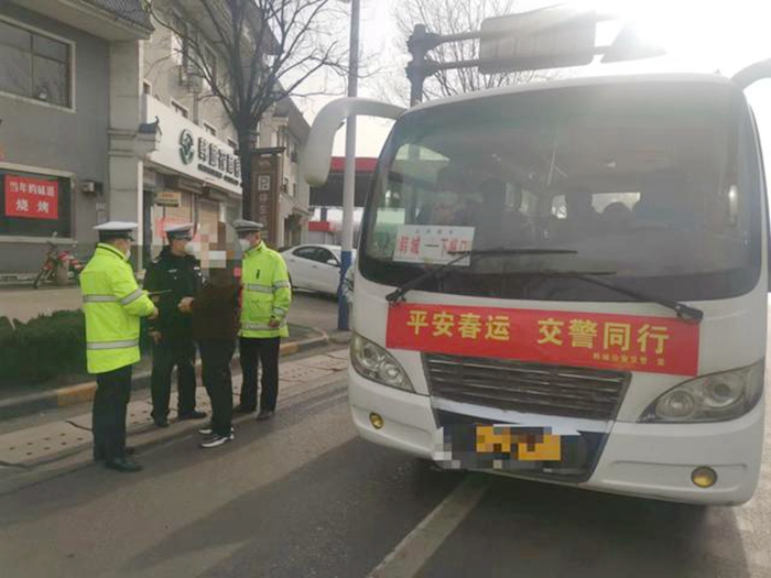 韩城公安交警查处一起超员违法行为。