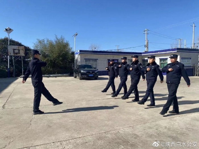 白水公安组织全警开展队列训练。