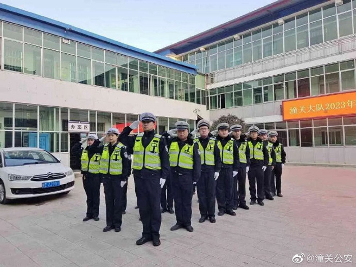 近日潼关公安交警大队组织开展春训大练兵。