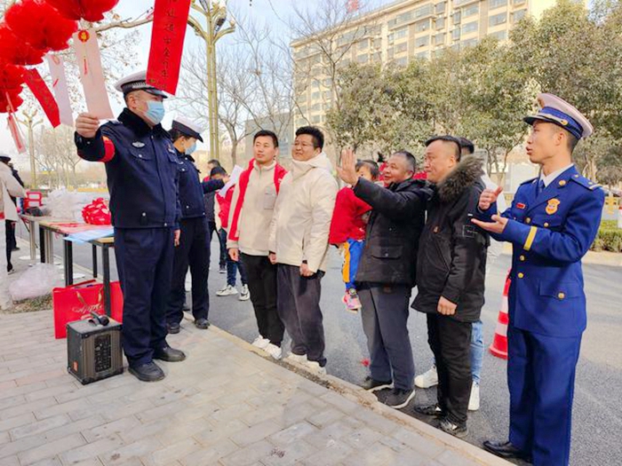 2月1日，大荔公安交警、大荔消防救援大队、人保财产大荔公司在洛滨大道联合举办了“闹元宵 猜灯谜 话安全”主题活动。