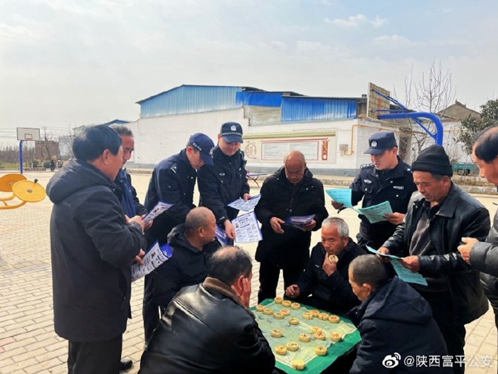 2月1日，富平公安留古派出所依托“住村”工作，组织民警深入辖区村组开展防范电信网络诈骗宣传工作。