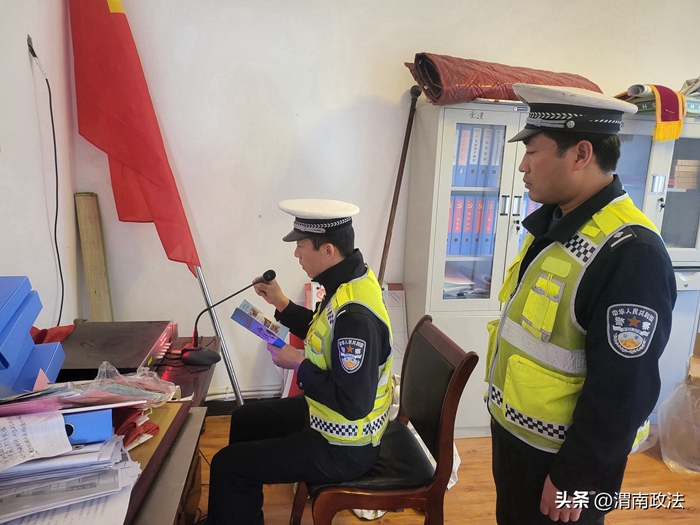 近日，韩城市公安局交警大队组织宣传民警深入辖区开展农村“大喇叭”宣传活动。