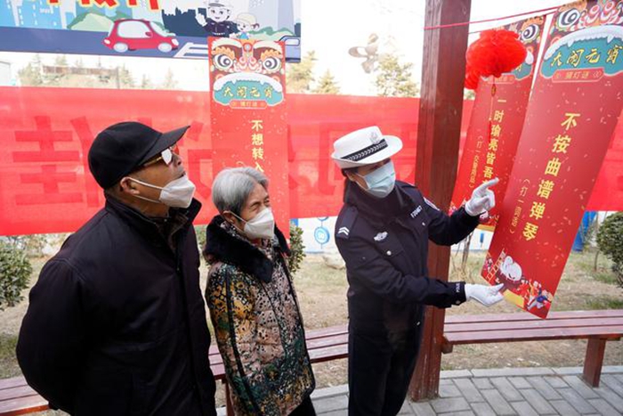 华州公安交警元宵佳节送平安。