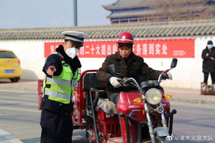 潼关交警节日期间执勤保畅通。