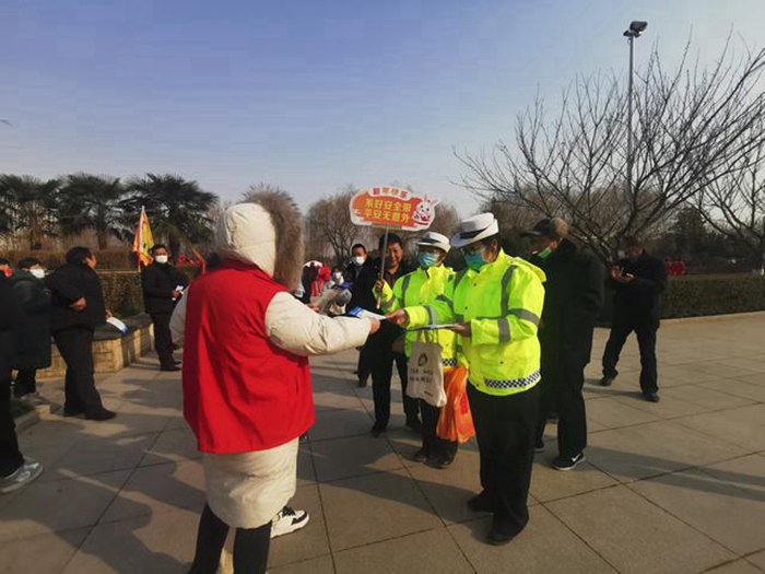 高新交警大队开展交通安全宣传活动。