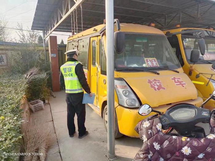 富平交警开展开学前校车安全大检查。