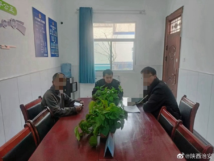 富平民警耐心调解邻里纠纷。