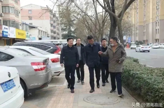 渭南市人民检察院党组书记、检察长殷军督导检查包联路段创建工作。