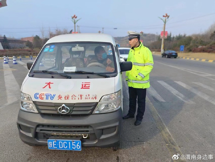 韩城公安交警全力护航辖区学校“上学路”。