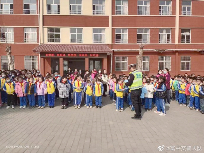 富平县公安局交警大队及时开启护学模式，为新学期师生交通安全“保驾护航” 。