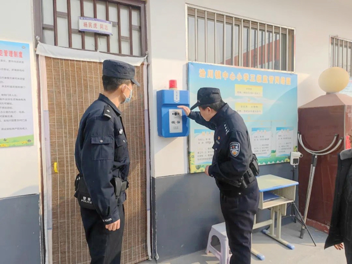 2月6日，合阳公安洽川派出所组织民警深入辖区学校进行安全检查。