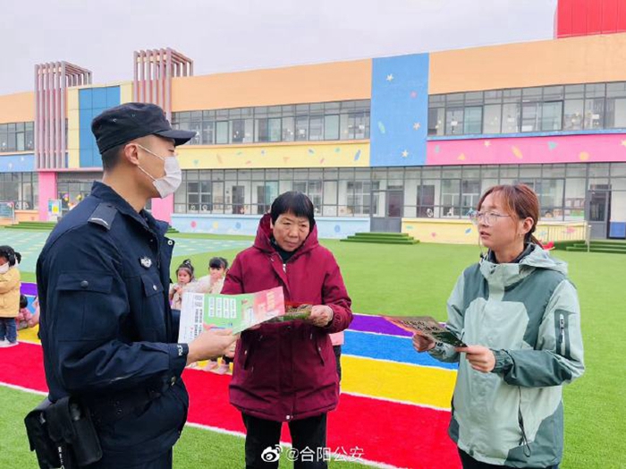 合阳公安路井派出所民警趁开学季深入校园开展防范电信网络诈骗宣传。