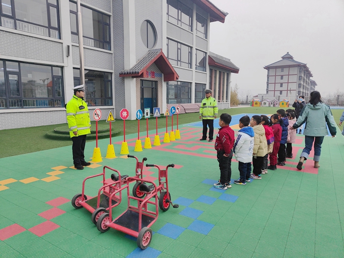 2月8日，韩城市公安局交警大队芝川中队在辖区司马迁幼儿园宣传交通安全常识。