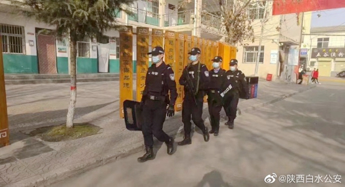 白水县公安巡特警大队全力站好“护学岗”。