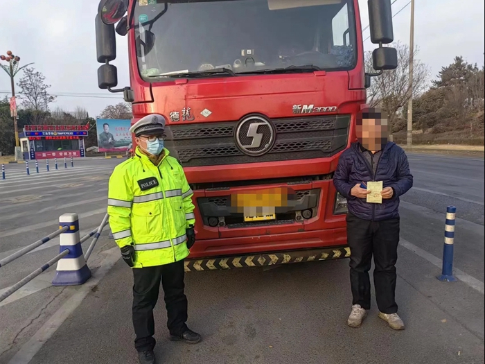 韩城公安交警查处一起超速危化运输车。
