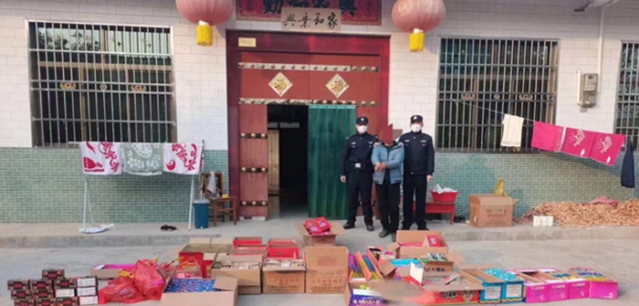 蒲城民警抓获偷盗花炮蟊贼。