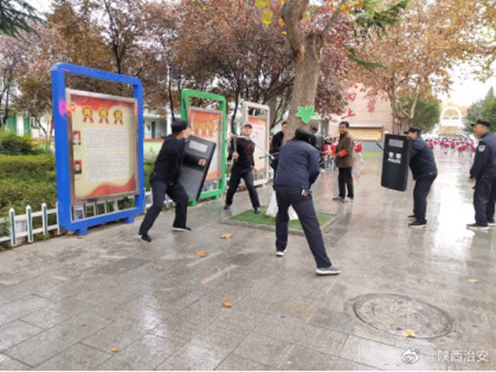 近日，韩城公安乔南派出所民警在辖区实验小学开展反恐演练。
